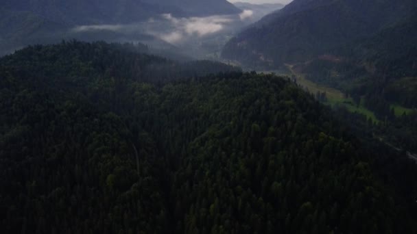 루마니아 브라쇼브군의 다이스 아래로 구름이 떨어지는 사이의 아름다운 — 비디오