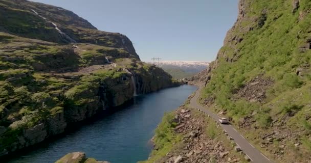 Voiture Conduisant Sur Route Pittoresque Rldalsfjellet Avec Vue Sur Cascade — Video