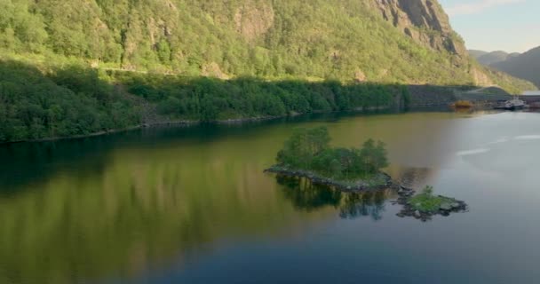 Pequeña Isla Pintoresca Con Una Casa Roja Lovrafjorden Fjord Noruega — Vídeos de Stock