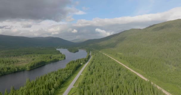 Lush Spuce 둘러싸여 Namsen 강변의 고속도로 노르웨이어 풍경을 가로지르는 — 비디오