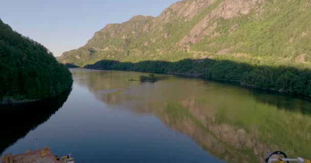 Montagne Torreggianti Isola Appartata Con Cabina Lovrafjorden Rogaland Norvegia Occidentale — Video Stock