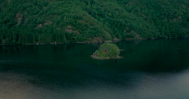 Cênica Pequena Ilha Meio Água Tranquila Lovrafjord Noruega Escandinávia Europa — Vídeo de Stock