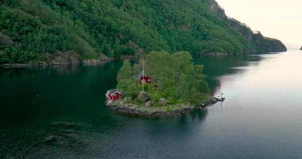 挪威Lovrafjorden峡湾中部小岛上日出时红色小屋的全景空中 — 图库视频影像