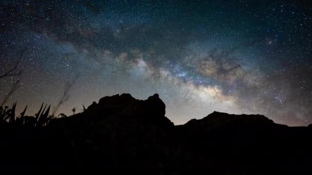 Ohromující Pohled Siluetu Horského Hřebene Mléčné Dráhy Noční Obloze Hypnotizující — Stock video