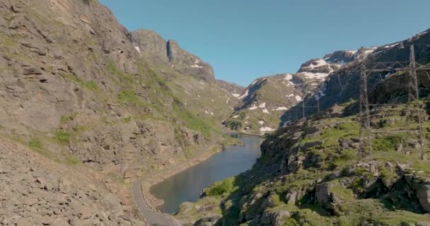 Flyover Roldalsfjellet Válcová Cesta Jezera Gorsvatnet Obklopená Horami Nordic Landscape — Stock video