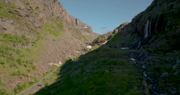 Pemandangan Udara Dari Jalan Sempit Melalui Lembah Roldalsfjellet — Stok Video