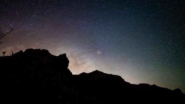 Astro Κίνηση Time Lapse Γαλαξίας Εμφανίζονται Πάνω Από Βουνά Έναστρο — Αρχείο Βίντεο