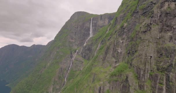 挪威Vestland县Aurland市Gudvangen村附近的威严山脉和Kjelfossen瀑布 空中无人机 — 图库视频影像
