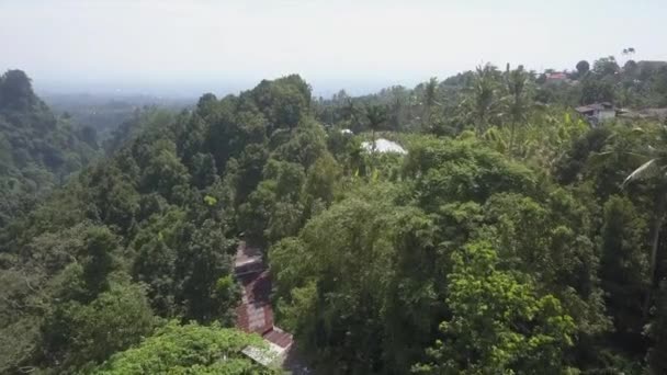 Wiadukt Lotniczy Skromnego Kurortu Turystycznego Grzbiecie Górskim Dżungli Bali — Wideo stockowe