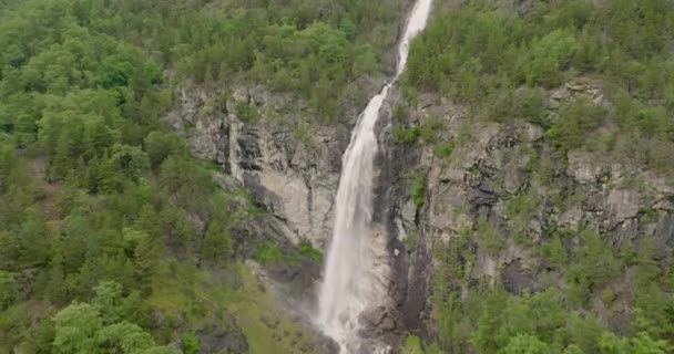 Ascendente Grande Duas Cascatas Cachoeira Escalonadas Antes Arremessar Sobre Penhasco — Vídeo de Stock