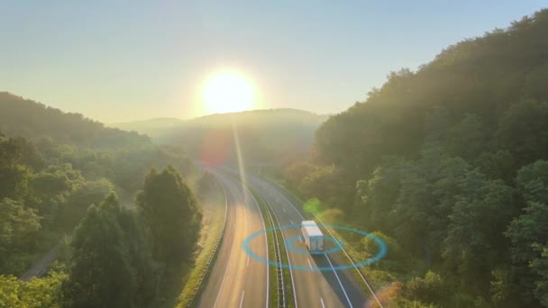 Scanning Entrega Caminhão Dirigindo Através Estrada Vazia Com Sol Brilhante — Vídeo de Stock