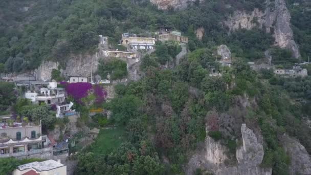 Прицел Фиолетовый Bougainvillea Цепляется Крутой Скалы Побережье Амальфи — стоковое видео
