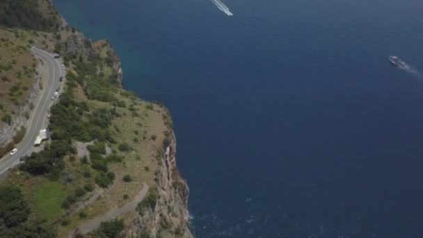 ティレニア海の航空の傾き イタリアのポジターノ近くのアマルフィ海岸道路 — ストック動画