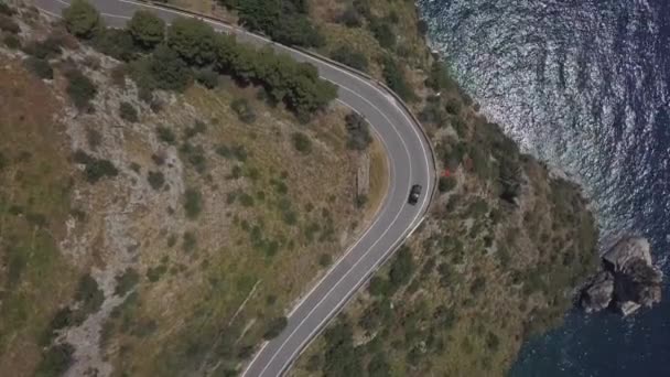 Aéreo Curvas Estrada Amalfi Promontório Superior Penhasco Mar Distante Abaixo — Vídeo de Stock