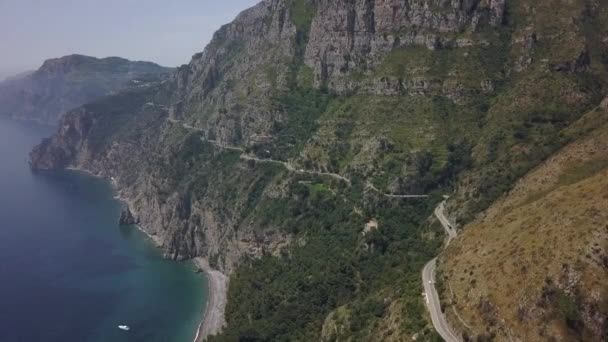 风景秀丽的阿马尔菲海滨路被雕刻成陡峭的山坡和空中 — 图库视频影像