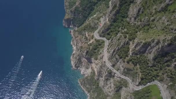 曲がりくねった風光明媚な山の海岸道路の鳥の目の航空路 イタリア — ストック動画