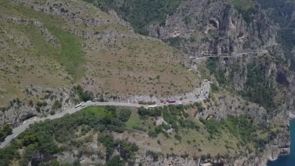 イタリアの崖側Amalfi海岸道路上の航空軌道車両交通 — ストック動画