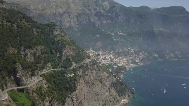 Ajoneuvoliikenne Amalfin Rannikon Luonnonkauniilla Tiellä Lähellä Positanoa Italiassa — kuvapankkivideo