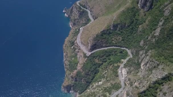 ツイストAmalfi海岸道路上の丘の中腹のトラフィックの高い空中ビュー — ストック動画