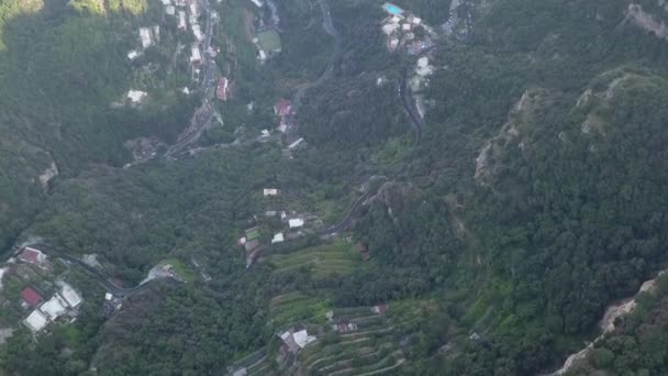 イタリアポジターノ海岸の急峻な段々畑の山側の空中ビュー — ストック動画