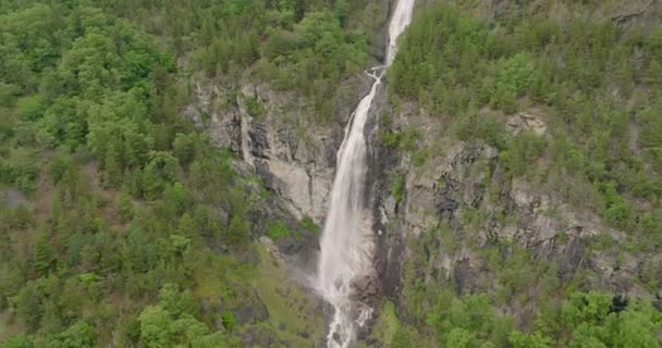 Reverse Reveal Cataract Waterfall Plunging High Rocky Clifftop Ravine — Stock Video