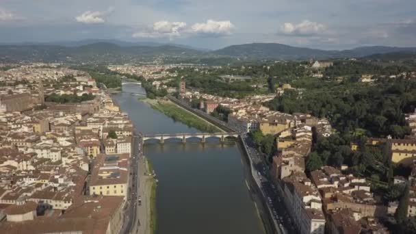 イタリアのフィレンツェのアルノ川に向かって暖かい晴れた日に空中が降下します — ストック動画