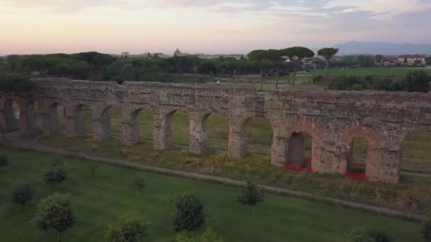 Turista Gode Vista Sulla Sezione Superiore Dell Antico Acquedotto Romano — Video Stock