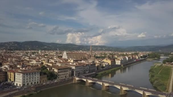 低空飞越Arno河飞往佛罗伦萨Santa Croce大教堂 — 图库视频影像