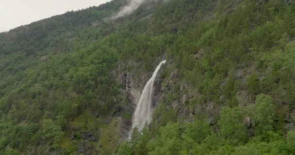 Uitzicht Vanuit Lucht Stodnafossen Waterval Beboste Heuvel Prachtige Bergwaterval Noorwegen — Stockvideo