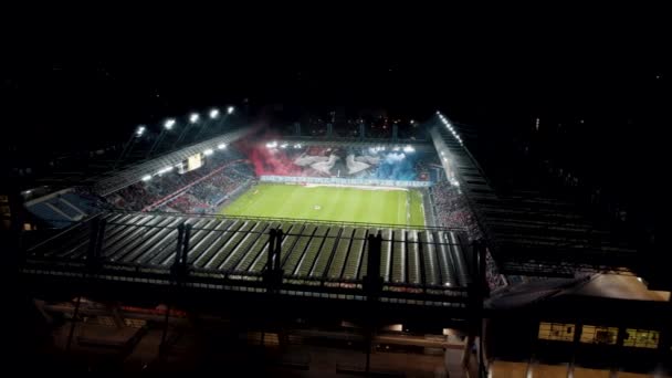 灯火通明的足球场 巨大的歌迷横幅和烟花的空中景观 — 图库视频影像
