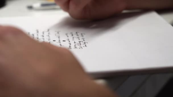 Şair Kağıda Şiir Yazıyor Yazıyor — Stok video