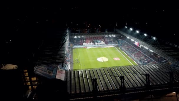 Widok Lotu Ptaka Profesjonalnego Stadionu Piłkarskiego Nadchodzi Duży Baner Fanów — Wideo stockowe