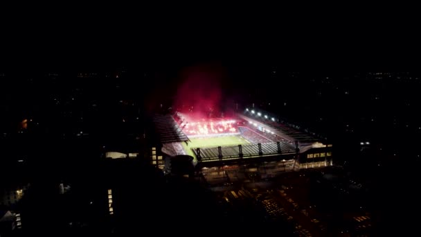 球迷们在体育场上点燃照明弹的空中场景 — 图库视频影像