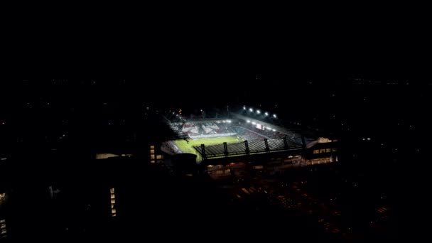 灯火通明的足球场 赛前的歌迷旗帜和投球 无人飞机4K — 图库视频影像