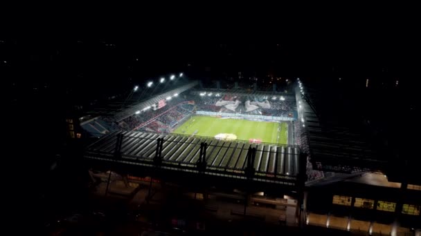 試合中のサッカースタジアムの空中ショット ファンや洪水灯 — ストック動画