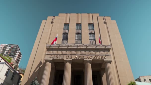 Alacsony Látószögű Kilátás Fenséges Fellebbviteli Bíróság Épület Chilei Zászlók Integetett — Stock videók