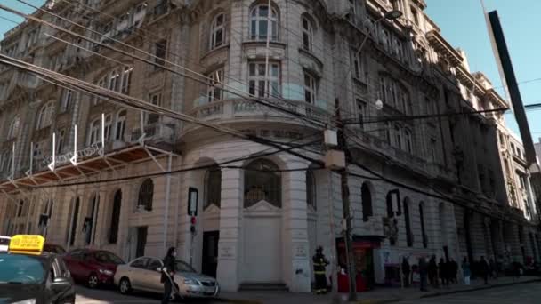 象徴的なバルパライソ証券取引所の建物のファサードのショットを傾けます 歴史的なBovalpo政府の建物 — ストック動画
