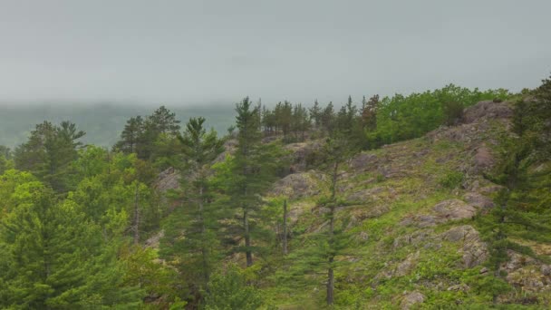 霧と雲の時間の経過は ミシガン州北部の岩の多い丘の周りを旋回 4Kで撮影 — ストック動画