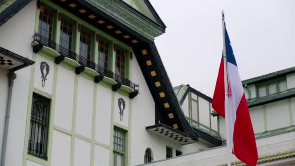 Bandera Chilena Ondeando Viento Con Museo Baburizza Fondo Cerro Alegre — Vídeos de Stock