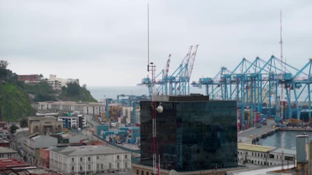 Establecimiento Plano Del Puerto Industrial Valparaíso Día Nublado Grúas Carga — Vídeo de stock