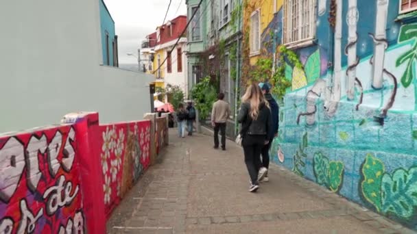 Povハンドヘルドは セロの概念 バルパライソ チリの薄暗い遊歩道を歩いています 壁にカラフルなアート — ストック動画
