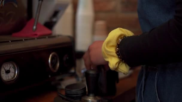 Movimento Lento Toccando Una Tazza Caffè Rimuovere Bolle Dopo Testurizzazione — Video Stock
