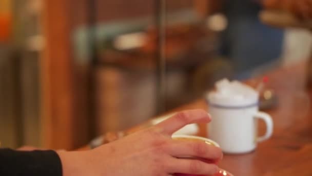 Barista Kahve Dükkanının Tezgahında Kırmızı Fincana Yeni Dekore Edilmiş Latte — Stok video