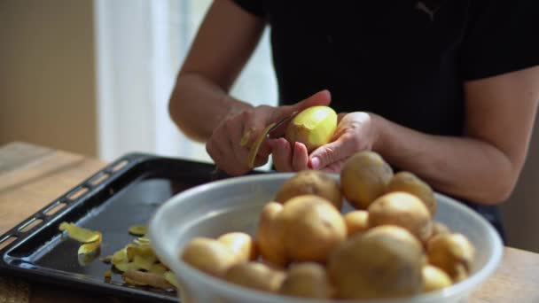 Mulher Removendo Pele Batatas Cruas Com Descascador Afiado Foco Seletivo — Vídeo de Stock