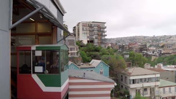 Peral Funicular Laskeutumassa Matkailijoiden Cerro Alegre Valparaiso Yläaseman Näkymä Chile — kuvapankkivideo
