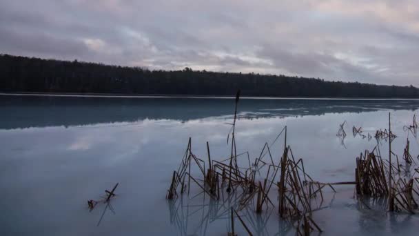 Time Lapse Clouds Passing Frozen Lake Northern Michigan Tourné — Video