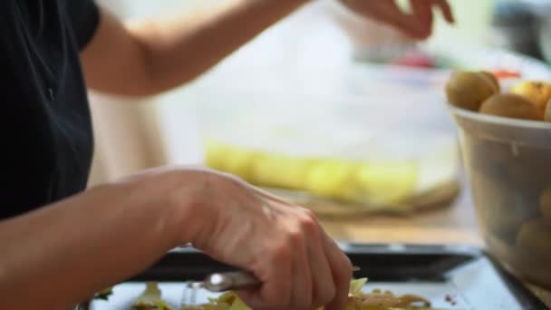 在厨房里 一个女人牵着一个剥皮的手 剥下了很多的土豆 选择性焦点 — 图库视频影像