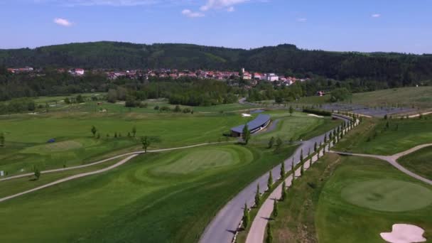 Väg Och Golfbanor Kacov Tjeckien Antenn Drönare — Stockvideo