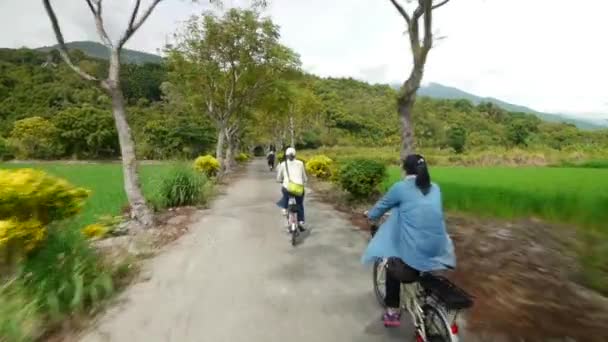 Feminino Ciclistas Andando Através Pequenas Terras Bicicleta Campo Filmado Partir — Vídeo de Stock