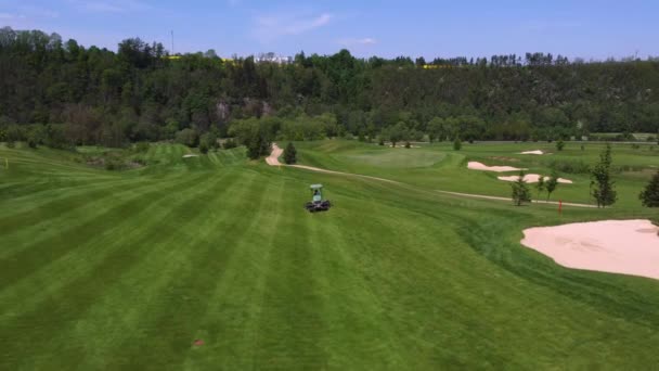Drohnenblick Aus Der Luft Golfwagen Oder Rasenmäher Fahren Oder Gras — Stockvideo